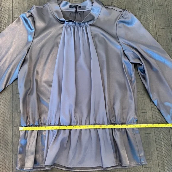 Daisy Fuentes Pewter Long Sleeve shirt with Peplum detail Size L LIKE NEW - Picture 5 of 7